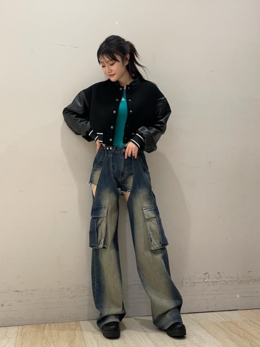 「ジャケット、スタジャン、ショート丈、カーゴパンツ、ワイドデニム、オーバーダイ、骨格ストレート、でにむ、Y2K、かジュアル」｜「SPIRALGIRLのWaterproofショートブーツ（ブーツ、ブラック系）」を使った、kaoriさん（レディース・156cm）の秋コーディネートの1枚目の写真