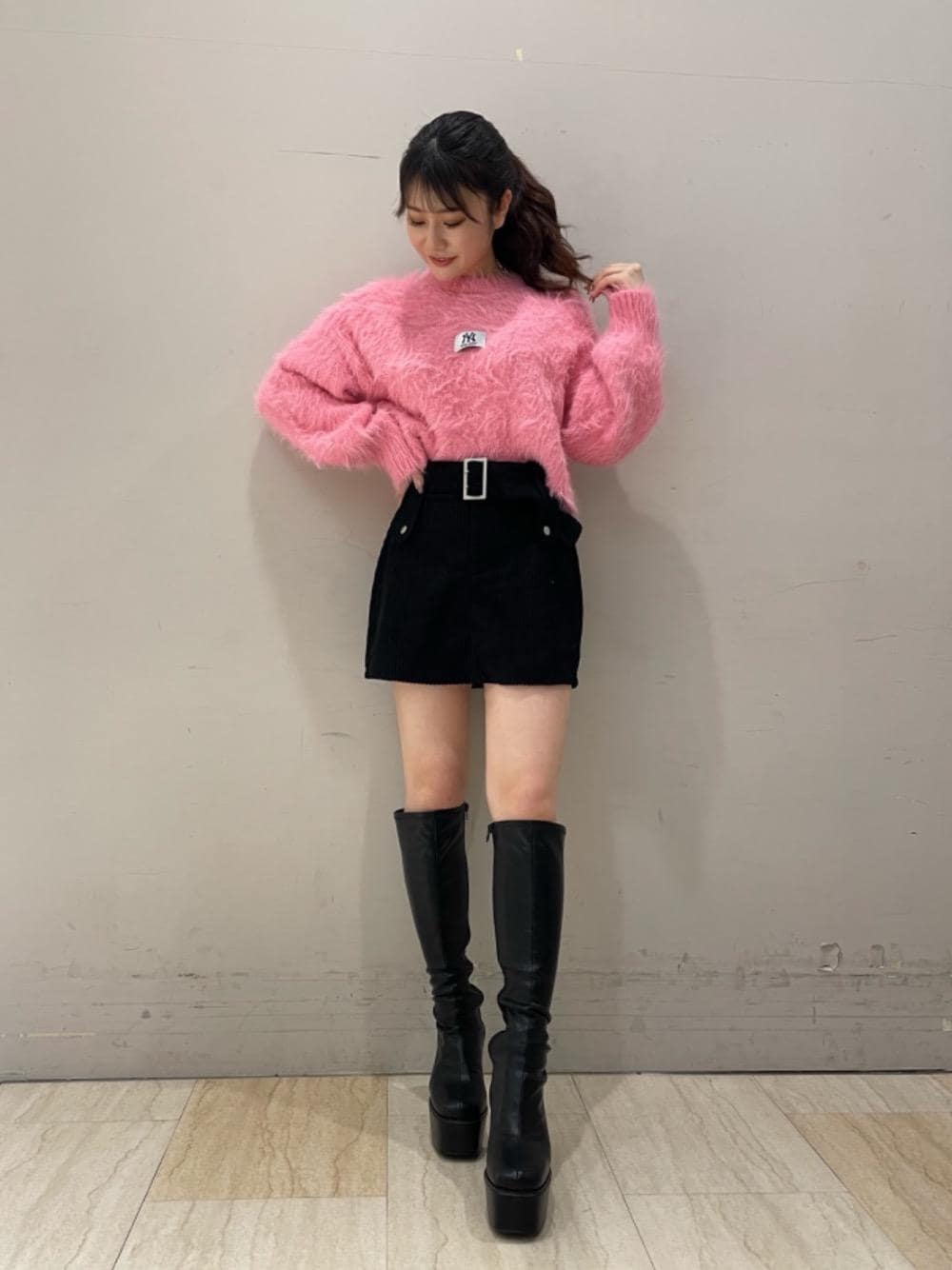 「ショート丈、ミニスカート、ベルト、厚底、ショートニット、ロングブーツ👢、ピンク👾、コーデュロイ👔、かジュアル、にっと」｜「SPIRALGIRLのベルト付きコーデュロイミニスカート（スカート、ブラック系）」を使った、kaoriさん（レディース・156cm）の冬コーディネートの1枚目の写真
