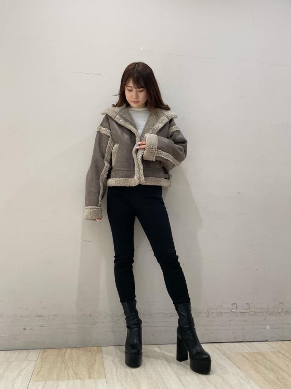 「スキニー、ハイウエスト、厚底ブーツ、ショートアウター、b3、ショートブーツ👢、キレイメ、かジュアル、ボアジャケット 、アウター　」｜「SPIRALGIRLのハイウエストハイパースキニーデニム（デニムパンツ、ブラック系）」を使った、kaoriさん（レディース・156cm）の冬コーディネートの1枚目の写真