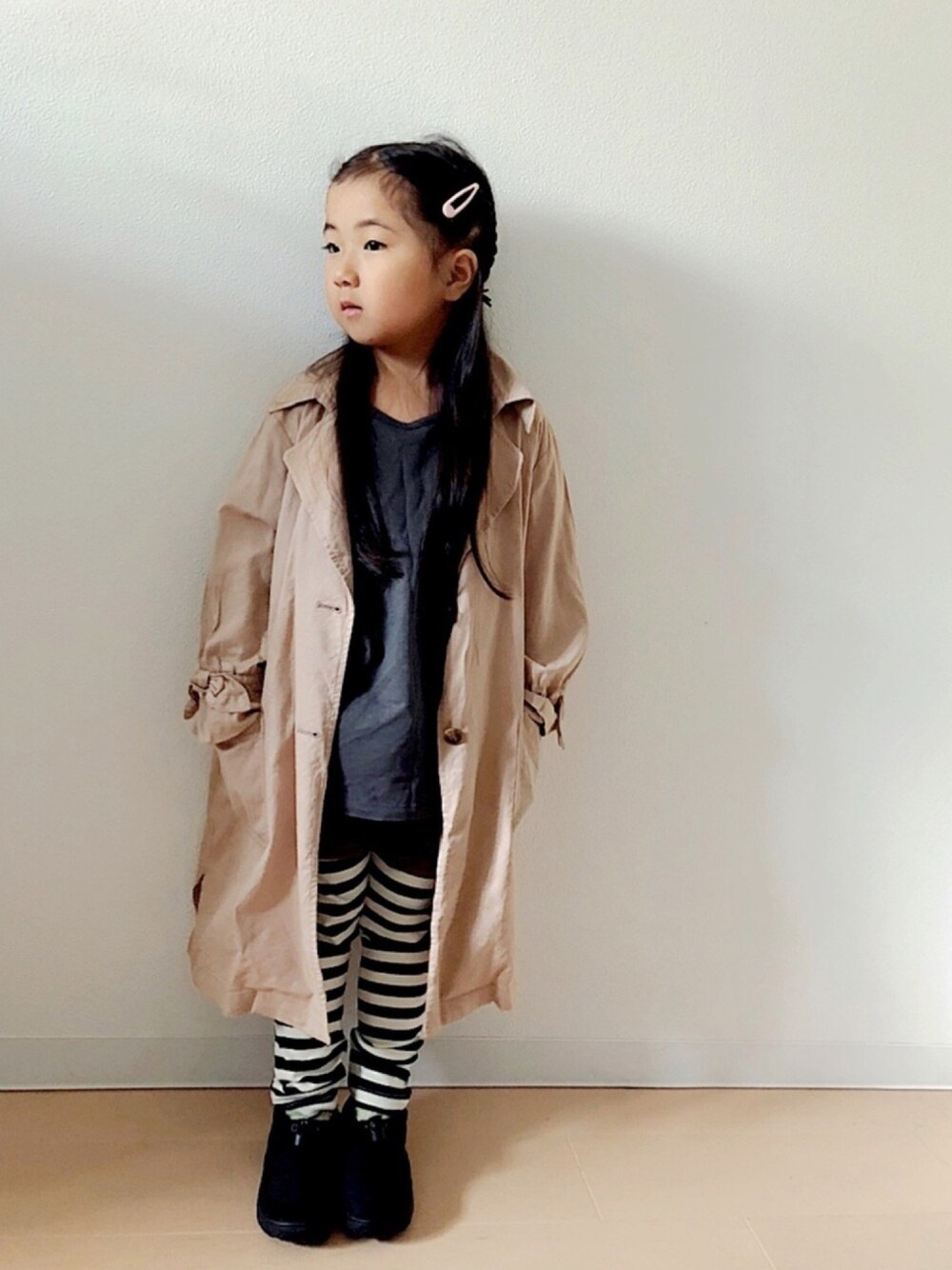 「キッズコーデ、秋のコーデ、トレンチコート、ベージュ、スカッツ、kids、devirock、おんなのこ、おしゃれさんと繋がりたい、秋のマイ旬スタイル」｜「koreaのアイテム（トップス、グレー系）」を使った、Neneneさん（キッズ・110cm）の秋コーディネートの1枚目の写真