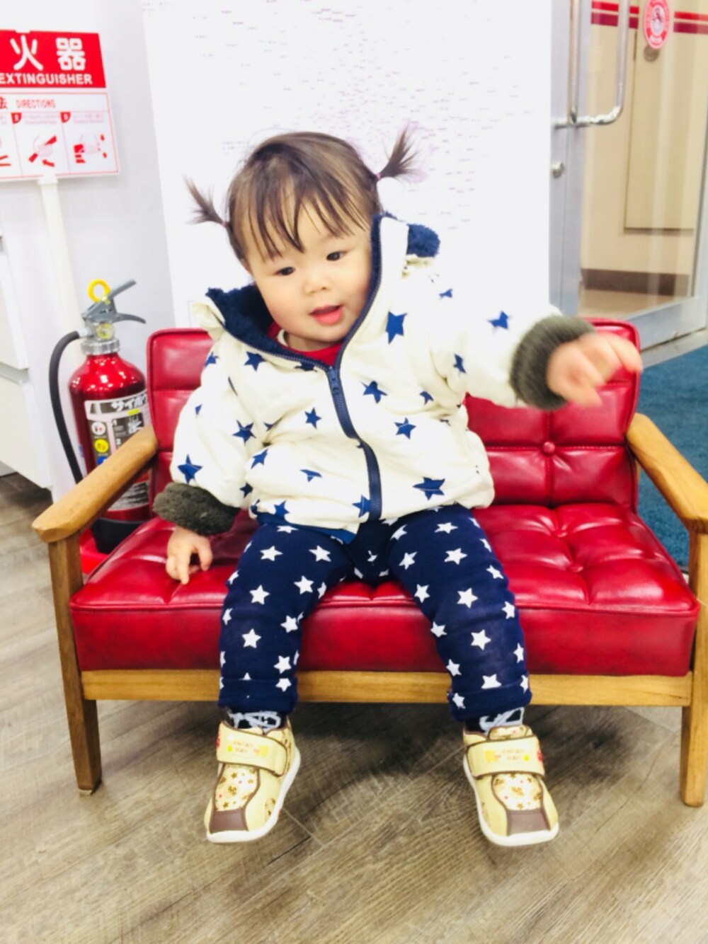 「カジュアルコーデ、おんなのこ、一歳、西松屋、ムージョンジョン、星柄」｜「Moujonjonのアイテム（その他アウター、ホワイト系）」を使った、yujyusan.1さん（キッズ・70cm）の春コーディネートの1枚目の写真