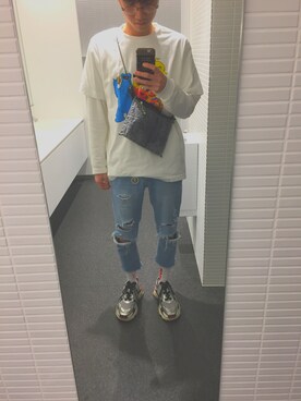 「アイテム（ボディバッグ/ウエストポーチ、シルバー系）」を使った、すけびー。さん（メンズ・177cm）の春コーディネート