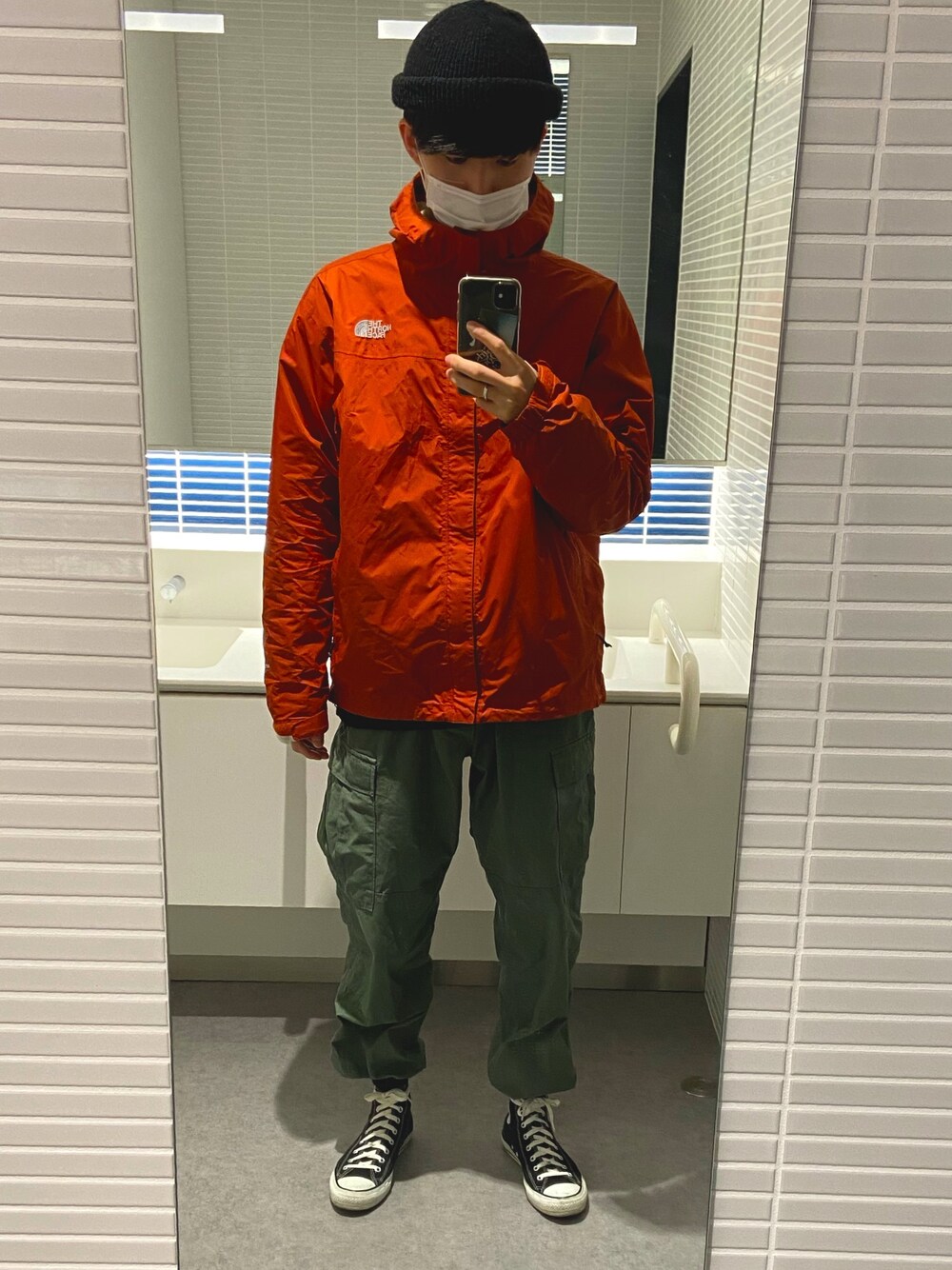 「THE NORTH FACE、propper、converse、allstar、ミリタリー、マウンテンパーカー、カーゴパンツ、冬、ラフ」｜「THE NORTH FACEのアイテム（マウンテンパーカー、オレンジ系）」を使った、すけびー。さん（メンズ・177cm）の冬コーディネートの1枚目の写真