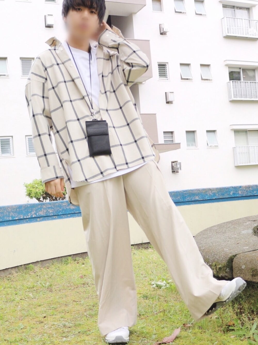 「おしゃれさんと繋がりたい、カジュアルコーデ、スニーカーコーデ、ワントーンコーデ、オールホワイト、ホワイトパンツ、ホワイト、チェックシャツ、オーバーサイズ、ワイドパンツ」｜「LUSORのアイテム（シャツ/ブラウス、ベージュ系）」を使った、りよーう)さん（メンズ・172cm）の春コーディネートの1枚目の写真