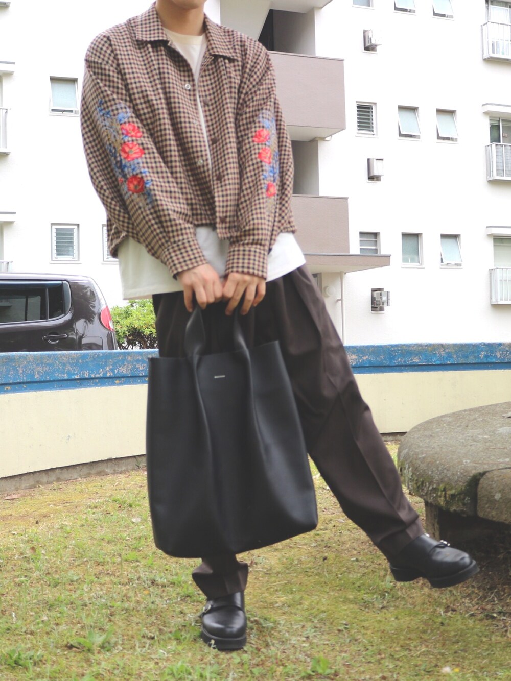 「おしゃれさんと繋がりたい、ビックシルエット、カジュアルコーデ、ワントーンコーデ、刺繍、ガンクラブチェック、白Tシャツ、ストリート、モード、シンプル」｜「Jiedaのアイテム（ジャケット/アウター、ブラウン系）」を使った、りよーう)さん（メンズ・172cm）の春コーディネートの1枚目の写真
