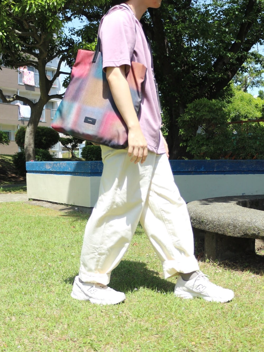 「プチプラ、白パンツ、スニーカー、相互フォロー、トートバッグ、ワントーンコーデ、ラフ、リラックススタイル、ワイドパンツ、カジュアル」｜「UNIQLOのアイテム（Tシャツ/カットソー、ピンク系）」を使った、りよーう)さん（メンズ・172cm）の春コーディネートの1枚目の写真