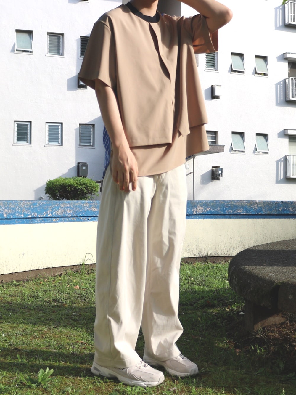 「白パンツ、ワイドパンツ、ワントーンコーデ、ゆるコーデ、おしゃれさんと繋がりたい、相互フォロー、プチプラコーデ、ビッグシルエット、オーバーサイズ、シンプルコーデ」｜「CULLNIの【CULLNI】EX.バックストライプ切り替えPO（Tシャツ/カットソー、ベージュ系）」を使った、りよーう)さん（メンズ・172cm）の夏コーディネートの1枚目の写真
