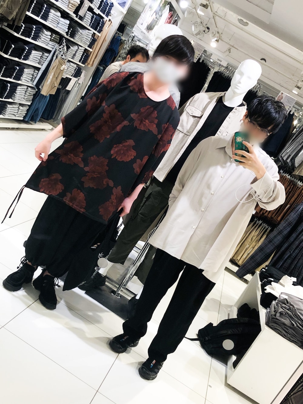 「#モード、相互フォロー、オーバーサイズ、バルーンパンツ、黒パンツ、白シャツ、ビッグシルエット、花柄、ロング丈」｜「BISHOOLのBISHOOL Dyed Twill Flower KIMONO-Sleeve Cut Sew（Tシャツ/カットソー、レッド系）」を使った、りよーう)さん（メンズ・172cm）の夏コーディネートの1枚目の写真