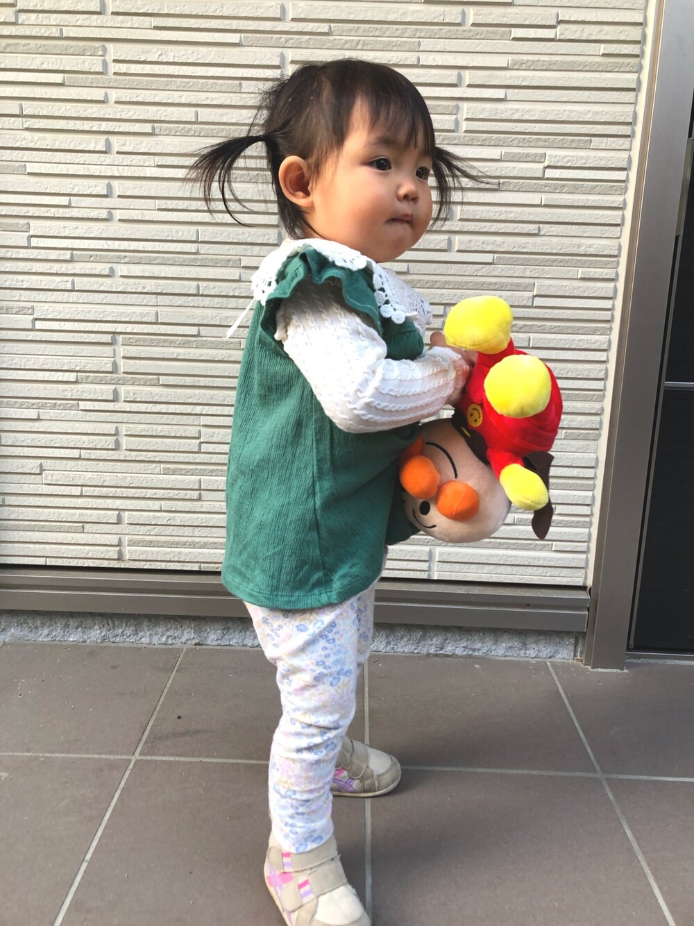 「春服、グリーン」｜「UNIQLOのアイテム（トップス、グリーン系）」を使った、mzさん（キッズ・90cm）の春コーディネートの1枚目の写真