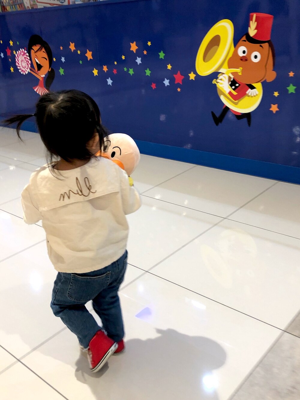 「converse、ハイカット、ハイカットスニーカー、デニム、セーラー襟、春コーデ」｜「CONVERSEのCONVERSE コンバース ベイビー オール スター N Z / BABY ALL STAR N Z（スニーカー、レッド系）」を使った、mzさん（キッズ・90cm）の春コーディネートの1枚目の写真