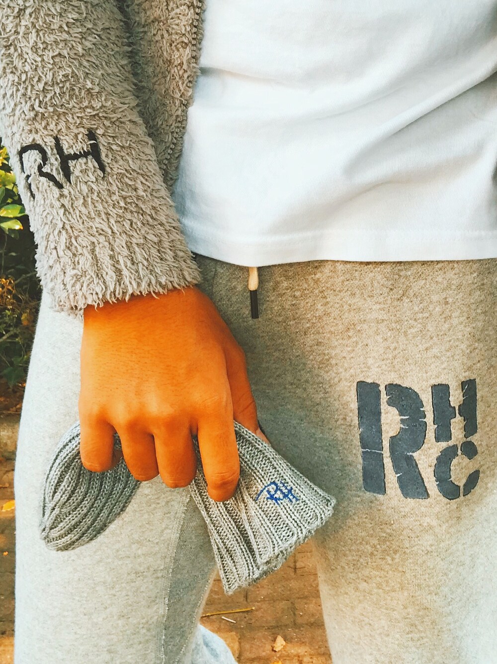 「ロンハーマン、シンプル、秋服、休日スタイル、カジュアル、デニム、スラックス、streetstyle、スニーカー」｜「ロンハーマンのアイテム（スラックス、グレー系）」を使った、こーきさん（メンズ・174cm）の秋コーディネートの1枚目の写真