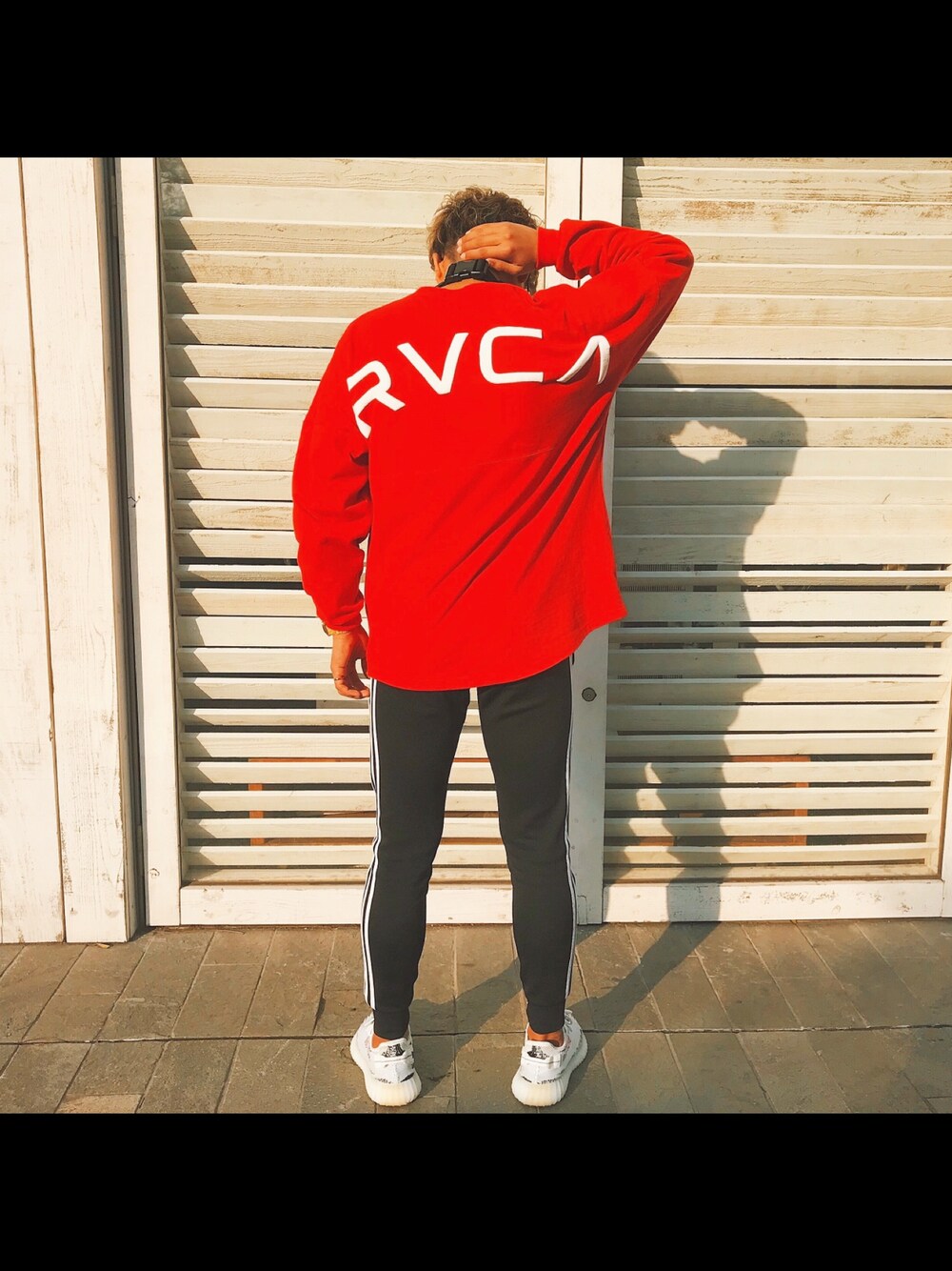 「春コーデ、アディダス、アディダスオリジナルス、イージーブースト、ルーカ、rvca、シュプリーム、オトナカジュアル、アディダスジャージ」｜「RVCAのアイテム（Tシャツ/カットソー、レッド系）」を使った、こーきさん（メンズ・178cm）の春コーディネートの1枚目の写真