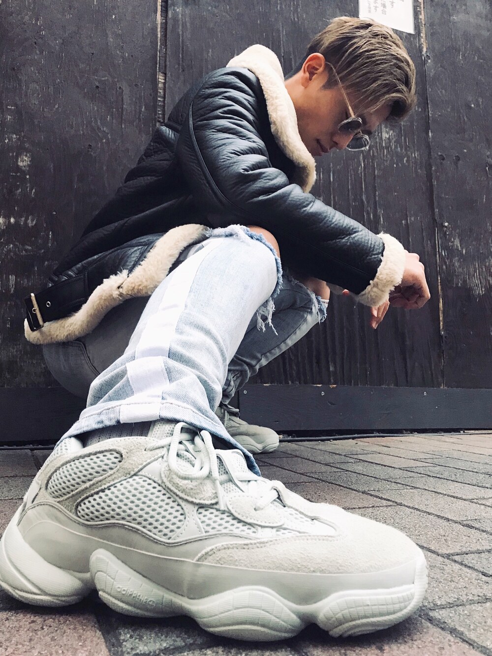 「休日スタイル、yeezy、ブラック、デニムパンツ、ストリート、レザー」｜「adidas Originalsのアイテム（スニーカー、ホワイト系）」を使った、こーきさん（メンズ・178cm）の冬コーディネートの1枚目の写真