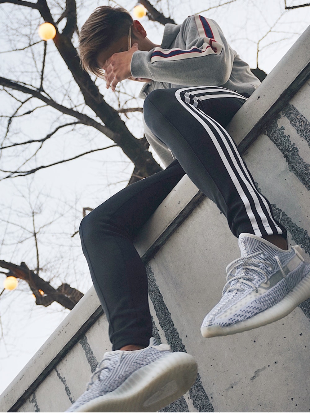 「冬、グッチ、GUCCI、yeezyboost、アディダス、adidas、ストリート、おしゃれさんと繋がりたい、ビッグシルエット」｜「GUCCIのアイテム（ジャージ、グレー系）」を使った、こーきさん（メンズ・178cm）の冬コーディネートの1枚目の写真