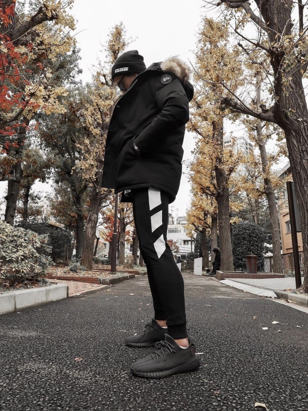 「ブラック、supreme、CANADAGOOSE、カナダグーす、yeezy、ストリート、ストリートMIX、スニーカーコーデ、モノトーン」｜「ZARAのアイテム（パンツ、ブラック系）」を使った、こーきさん（メンズ・178cm）の冬コーディネートの1枚目の写真