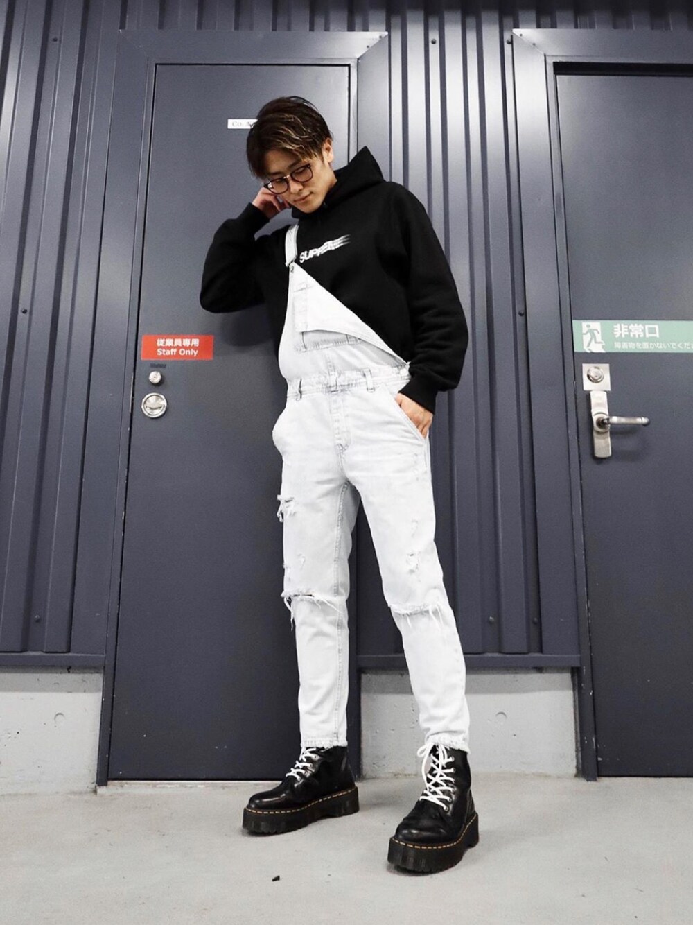「オーバーオール、シュプリーム、supreme、Dr.Martens、ドクターマーチン、休日スタイル、大人カジュアル、オーバーサイズ、プチプラコーデ」｜「Bershkaのアイテム（サロペット/オーバーオール、ブルー系）」を使った、こーきさん（メンズ・177cm）の春コーディネートの1枚目の写真