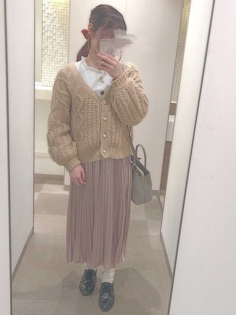 「プリーツスカート、春、ガーリー、ロングスカート、デートスタイル（WOMEN）、ナイスクラップ、カーディガン」｜「one after another NICE CLAUPのいろいろボタンブラウス（シャツ/ブラウス、ホワイト系）」を使った、Rianさん（レディース・158cm）の冬コーディネートの1枚目の写真