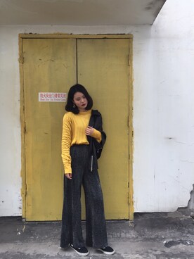 「pullandbearのアイテム（チノパンツ、ブラック系）」を使った、悦小捶さん（レディース・168cm）の春コーディネート