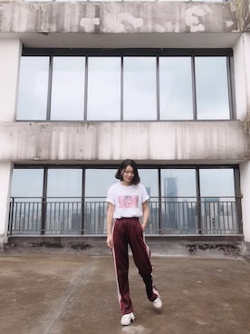 「adidas（アディダス）のアイテム（チノパンツ、レッド系）」を使った、悦小捶さん（レディース・168cm）の夏コーディネート