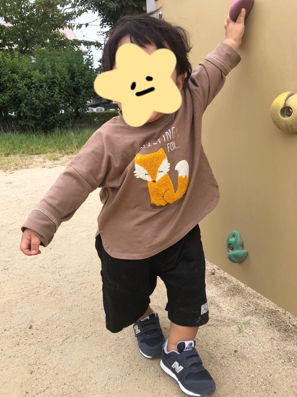 「秋コーデ、ロンT、BREEZE、アニマルＴシャツ、ニューバランス996、ニューバランス、黒パンツ、ハーフパンツ、ブラウン、おとこのこ」｜「Birthdayのアイテム（Tシャツ/カットソー、ブラウン系）」を使った、とんすけさん（キッズ・70cm）の秋コーディネートの1枚目の写真