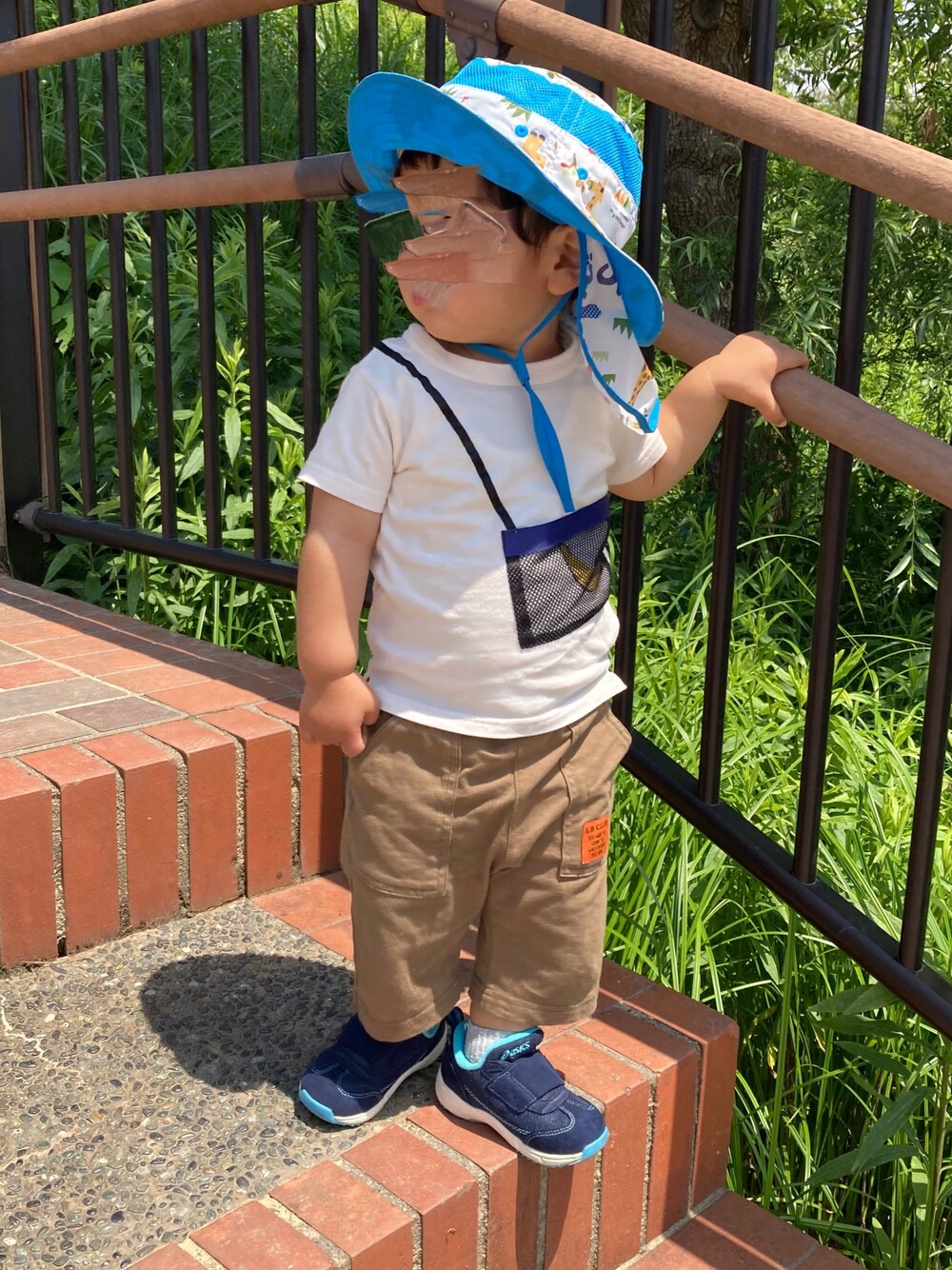 「カジュアルスタイル、男の子コーデ、1歳、バナナ柄、ポシェット、夏コーデ、ハット、カーキパンツ、白Tシャツ」｜「しまむらのアイテム（ハット、ホワイト系）」を使った、とんすけさん（キッズ・80cm）の春コーディネートの1枚目の写真