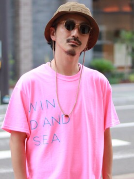 サングラスを使った ピンクtシャツ のメンズ人気ファッションコーディネート Wear