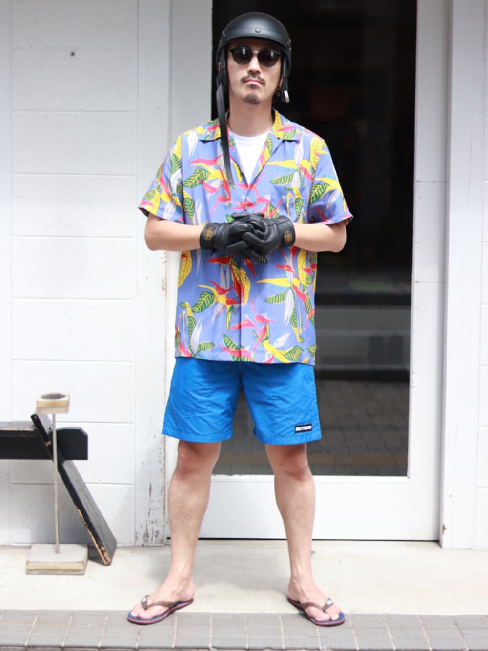 ブルー系のシャツ/ブラウス、ブラック系のサングラスを着用したメンズの夏コーディネートの1枚目の写真