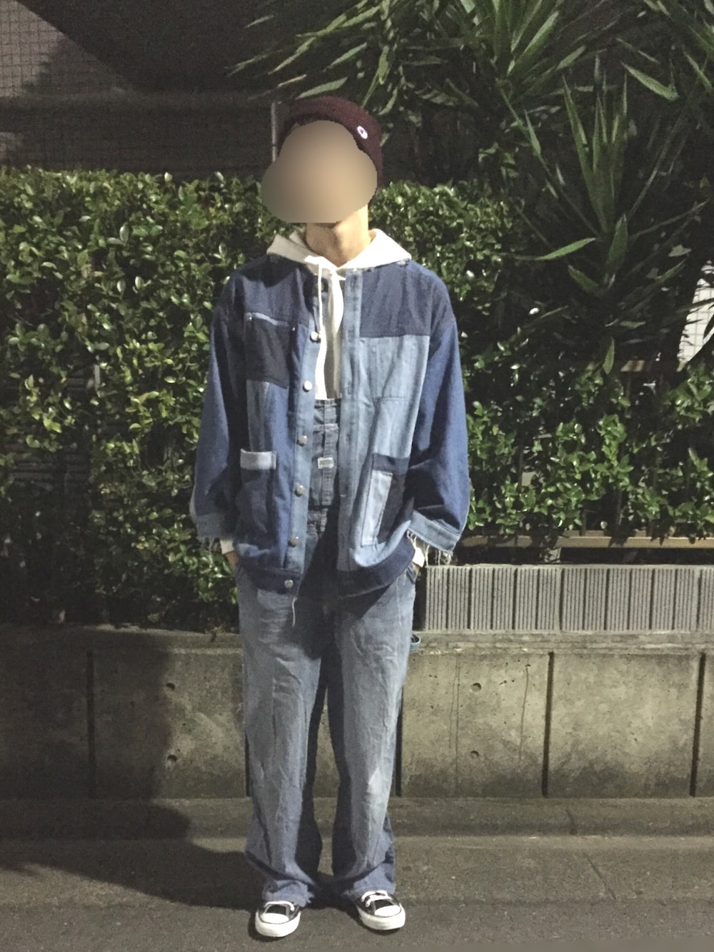 「デニム、デニムオンデニム、オーバーオール、ニットキャップ、パーカー、秋、古着、ビックシルエット」｜「ikkaのアイテム（ニットキャップ/ビーニー、レッド系）」を使った、ごんざぶろうさん（メンズ・180cm）の秋コーディネートの1枚目の写真