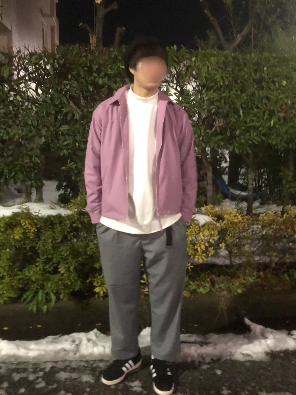 パープル系のその他アウター、ホワイト系のTシャツ/カットソー、ホワイト系のスウェットを着用したメンズの冬コーディネートの1枚目の写真
