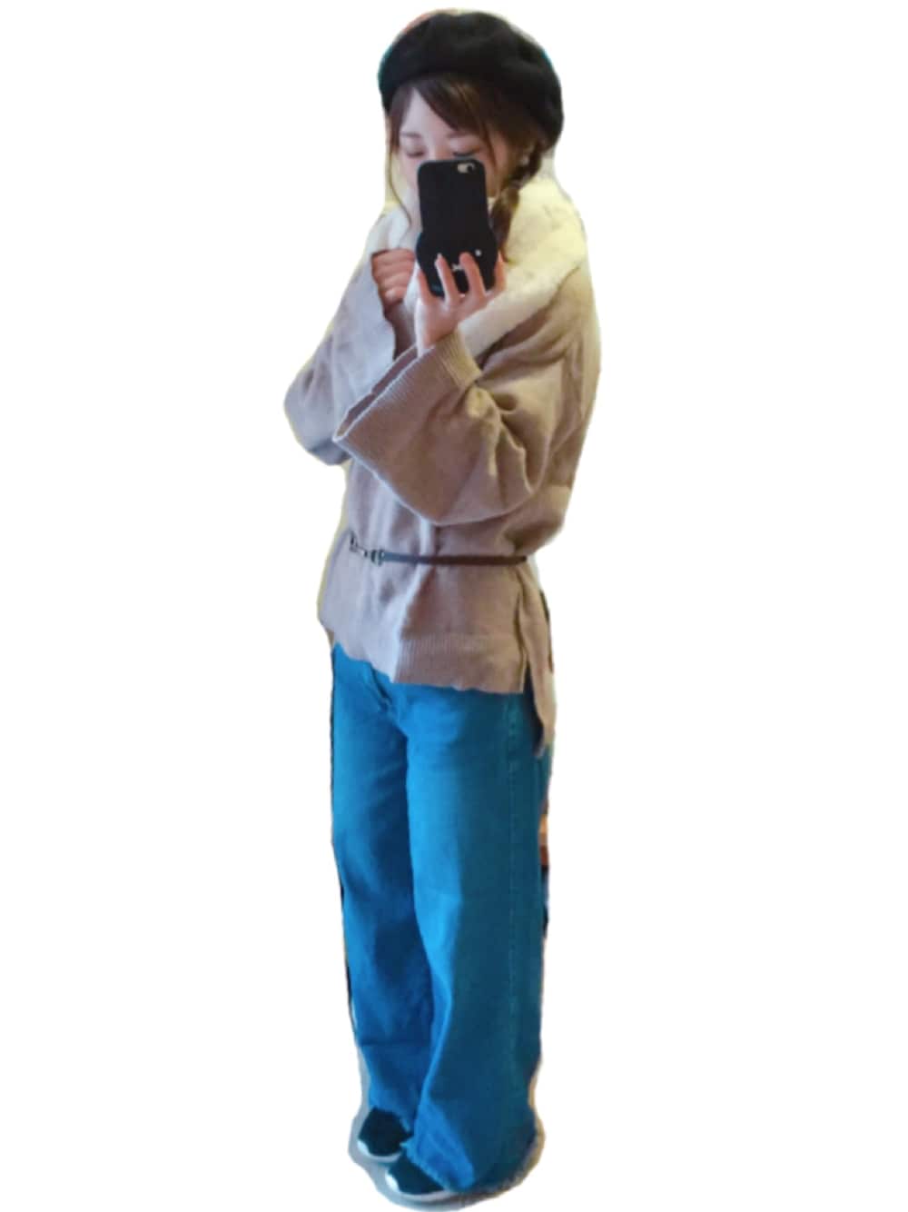 ベージュ系のニット/セーター、ブルー系のデニムパンツ、ブラック系のスニーカーを着用したレディースの秋コーディネートの1枚目の写真