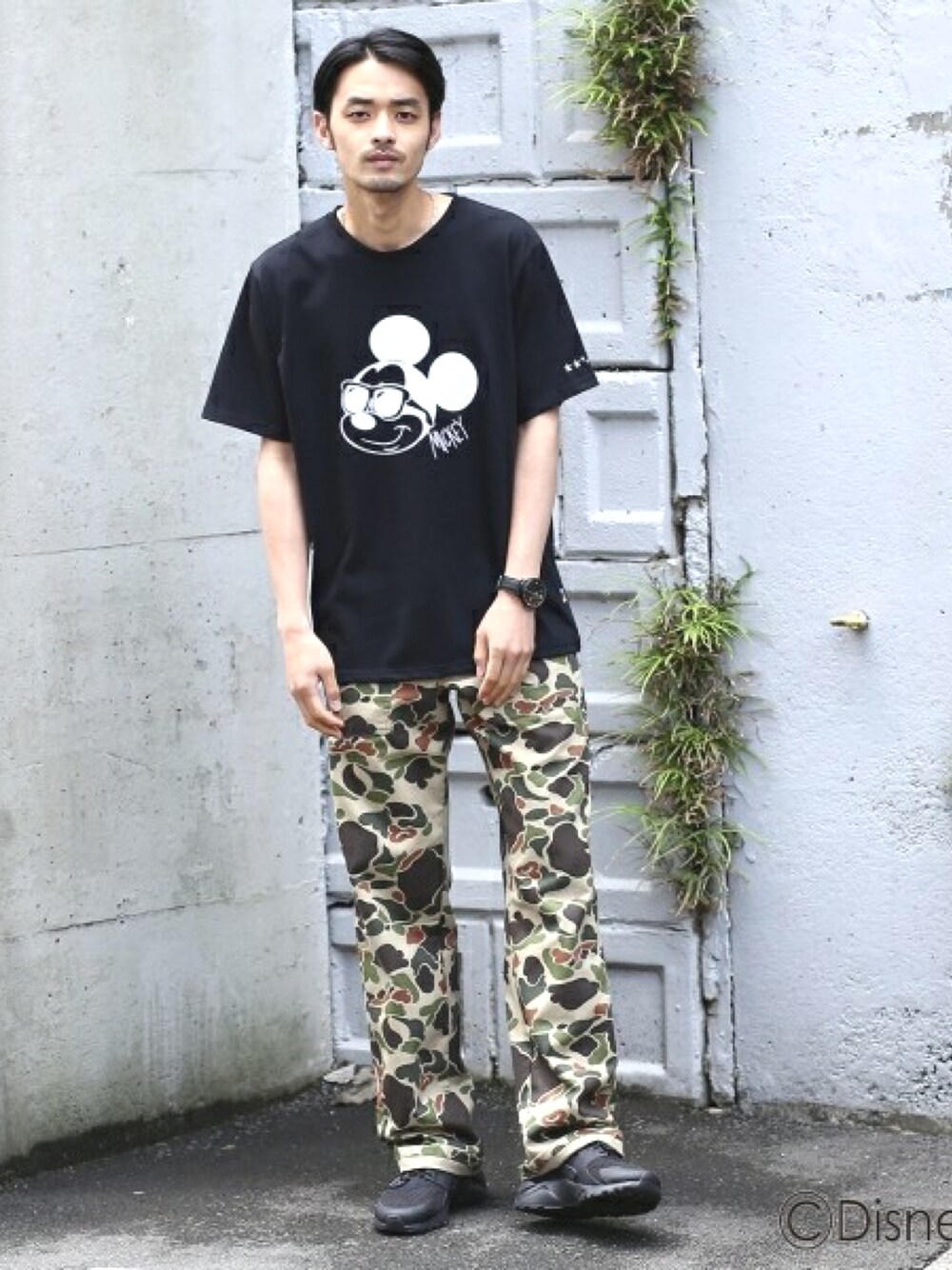「カジュアル、カジュアルコーデ、夏、夏コーデ、ミッキー、Tシャツ、カモフラ、ワイドパンツ、スニーカー、NIKE」｜「BASECONTROLの【ユニセックス】袖スター刺繍 サングラスTシャツ(ミッキーマウス)（Tシャツ/カットソー、ブラック系）」を使った、BASESTATIONさん（メンズ・178cm）の夏コーディネートの1枚目の写真