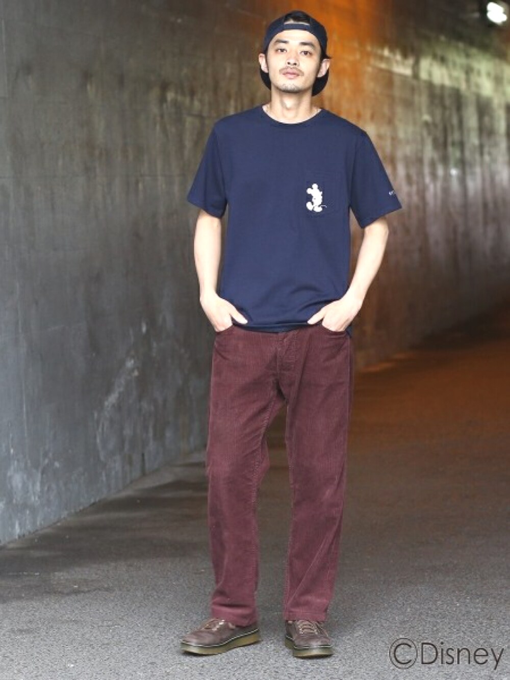 「シンプル、シンプルコーデ、カジュアル、カジュアルコーデ、ミッキー、Tシャツ、ワイドパンツ、キャップ、ストリート、夏」｜「BASECONTROLの【ユニセックス】袖スター刺繍 ポケットTシャツ(ミッキーマウス)（Tシャツ/カットソー、ブルー系）」を使った、BASESTATIONさん（メンズ・178cm）の夏コーディネートの1枚目の写真