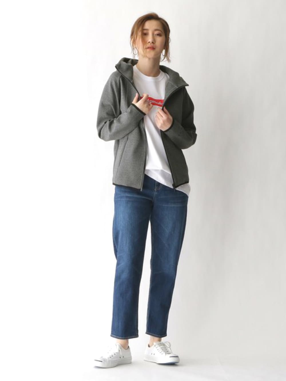 「はるコーデ、春コーデ、カジュアル、パーカー、白Tシャツ、デニム、デニムパンツ、スニーカー、スポーツミックス、マークゴンザレス」｜「BASECONTROLの袖スター刺繍 ダンボールニットジップパーカー34006（パーカー、ブルー系）」を使った、BASESTATIONさん（レディース・165cm）の春コーディネートの1枚目の写真