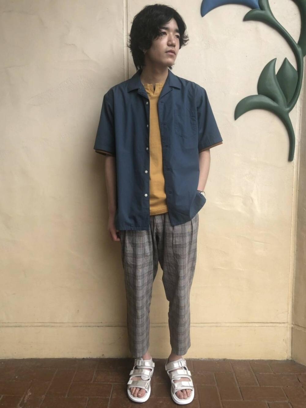 グレー系のサンダル、ブルー系のシャツ/ブラウス、その他のその他パンツを着用したメンズの春コーディネートの1枚目の写真