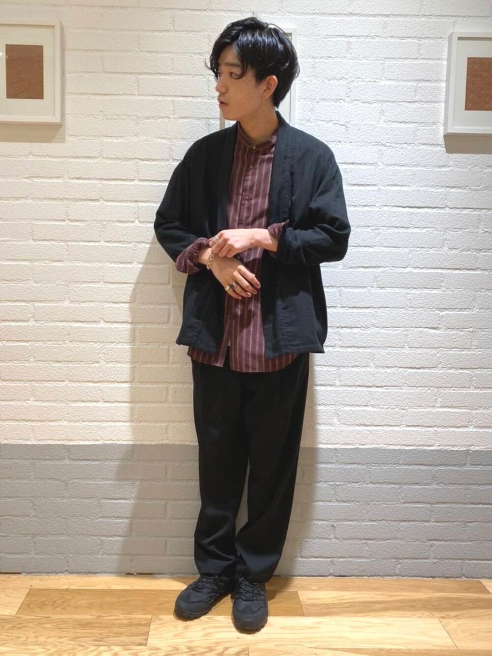 オレンジ系のシャツ/ブラウス、ブラック系のカーディガン/ボレロ、ブラック系のその他パンツを着用したメンズの秋コーディネートの1枚目の写真