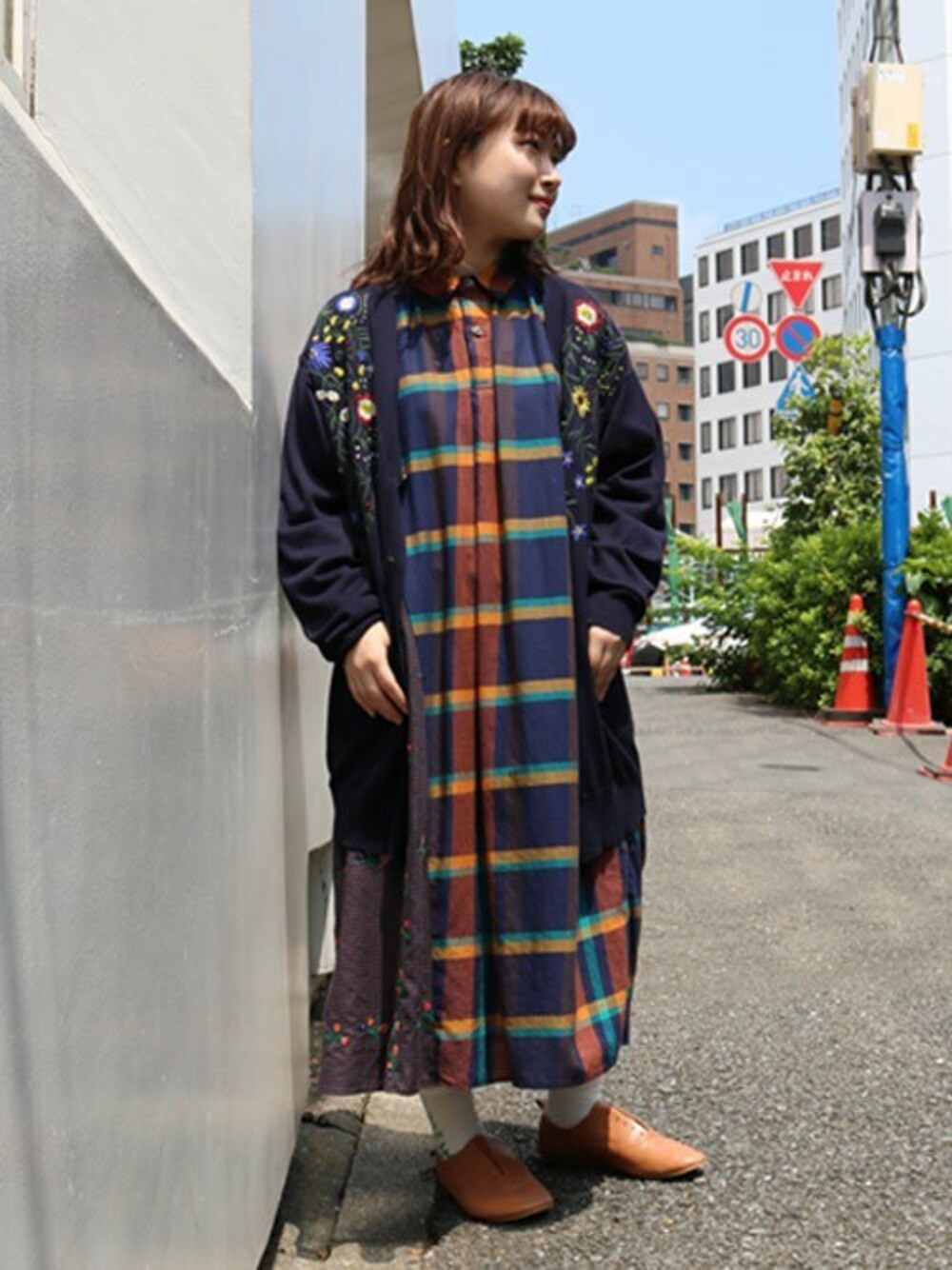 「チェック、花柄、刺繍、シャツワンピ、ロングカーディガン、ソックス、低身長、エリ付き、切替、低身長コーデ」｜「SUPER HAKKAのコットンビエラチェック×フラワーチェック刺しゅうMIXワンピース（ワンピース、ブルー系）」を使った、萌さん（レディース・145cm）の秋コーディネートの1枚目の写真
