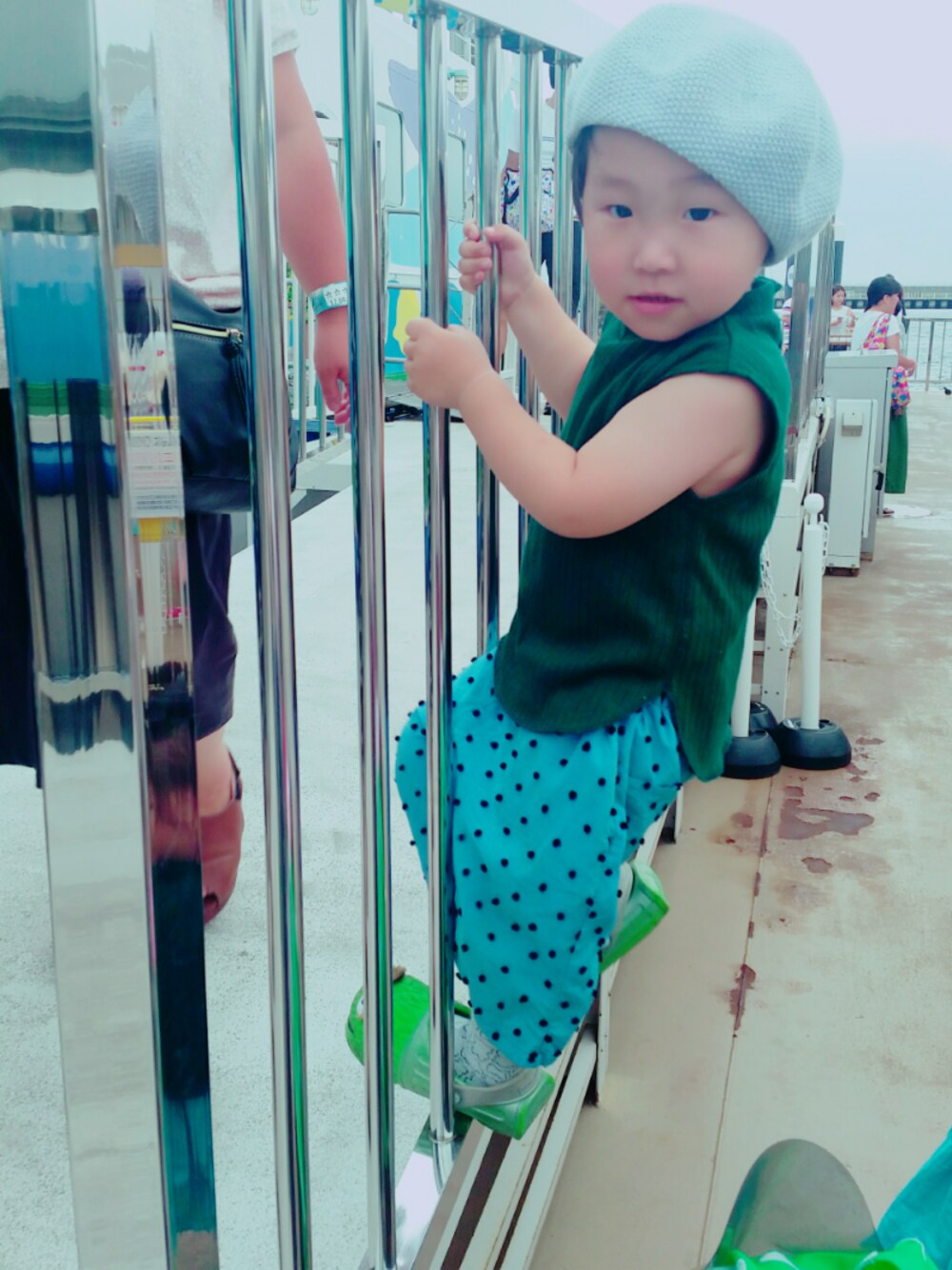 グリーン系のTシャツ/カットソー、ブルー系のパンツを着用したキッズの夏コーディネートの1枚目の写真