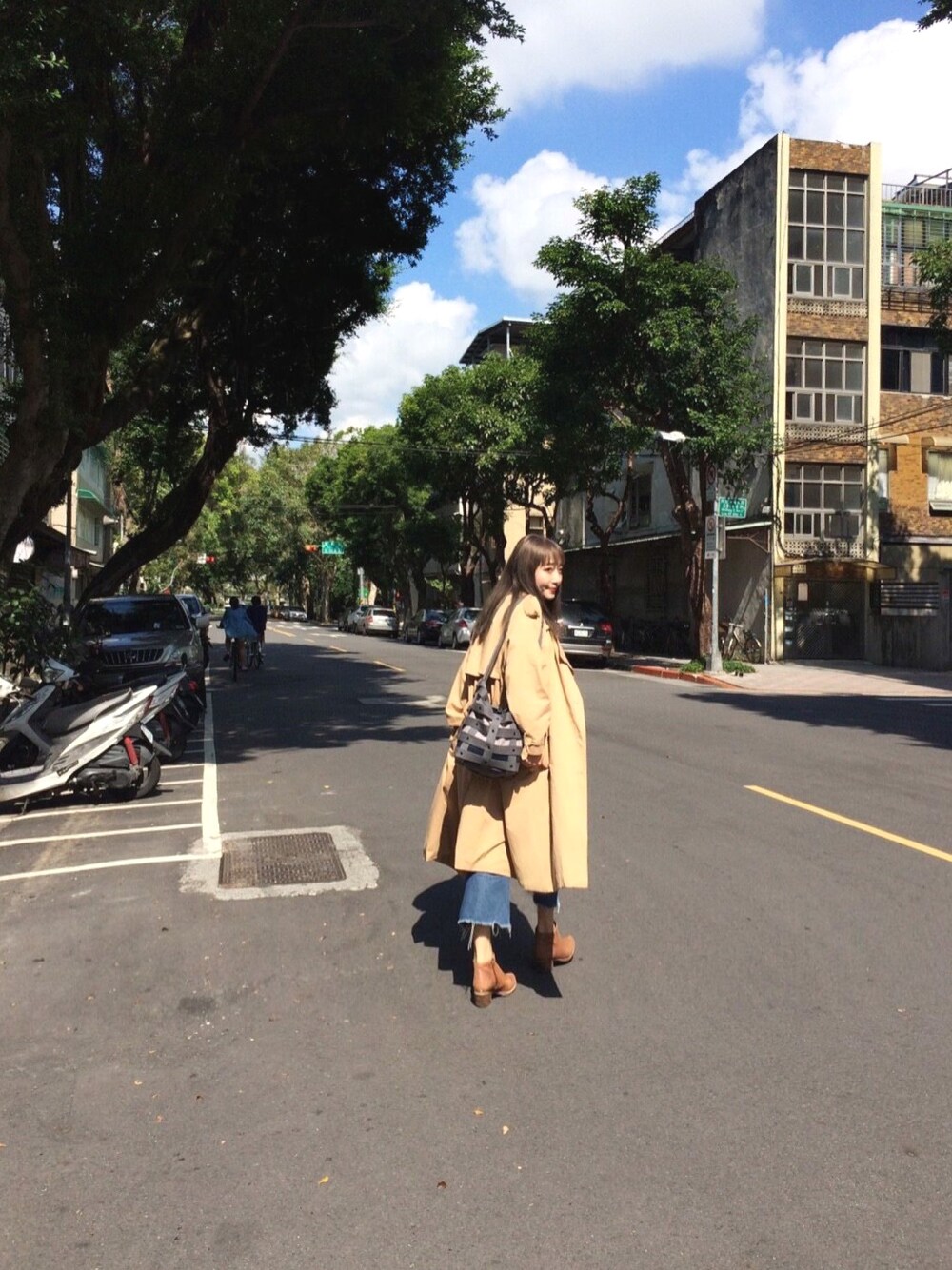 「秋冬コーデ、民生社區、シンプル、TAIPEI、Taiwan、pomch、STEVE MADDEN、streetstyle」｜「POMCHのアイテム（ドラムバッグ、その他）」を使った、Hui_Aさん（レディース・168cm）の秋コーディネートの1枚目の写真