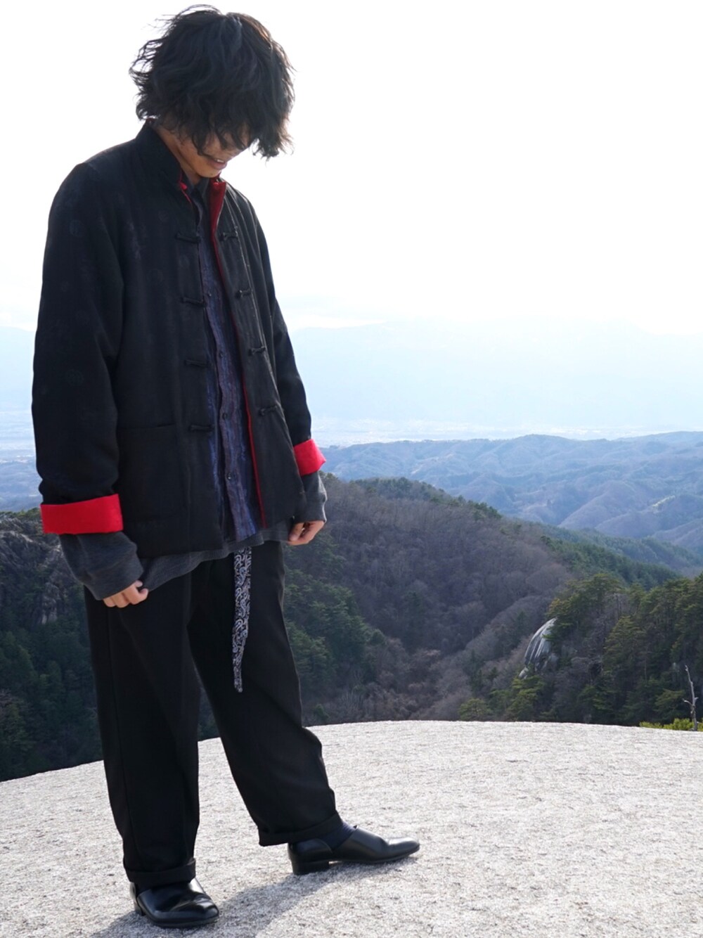 ブラック系のその他アウター、パープル系のシャツ/ブラウス、グレー系のTシャツ/カットソーを着用したメンズの春コーディネートの1枚目の写真