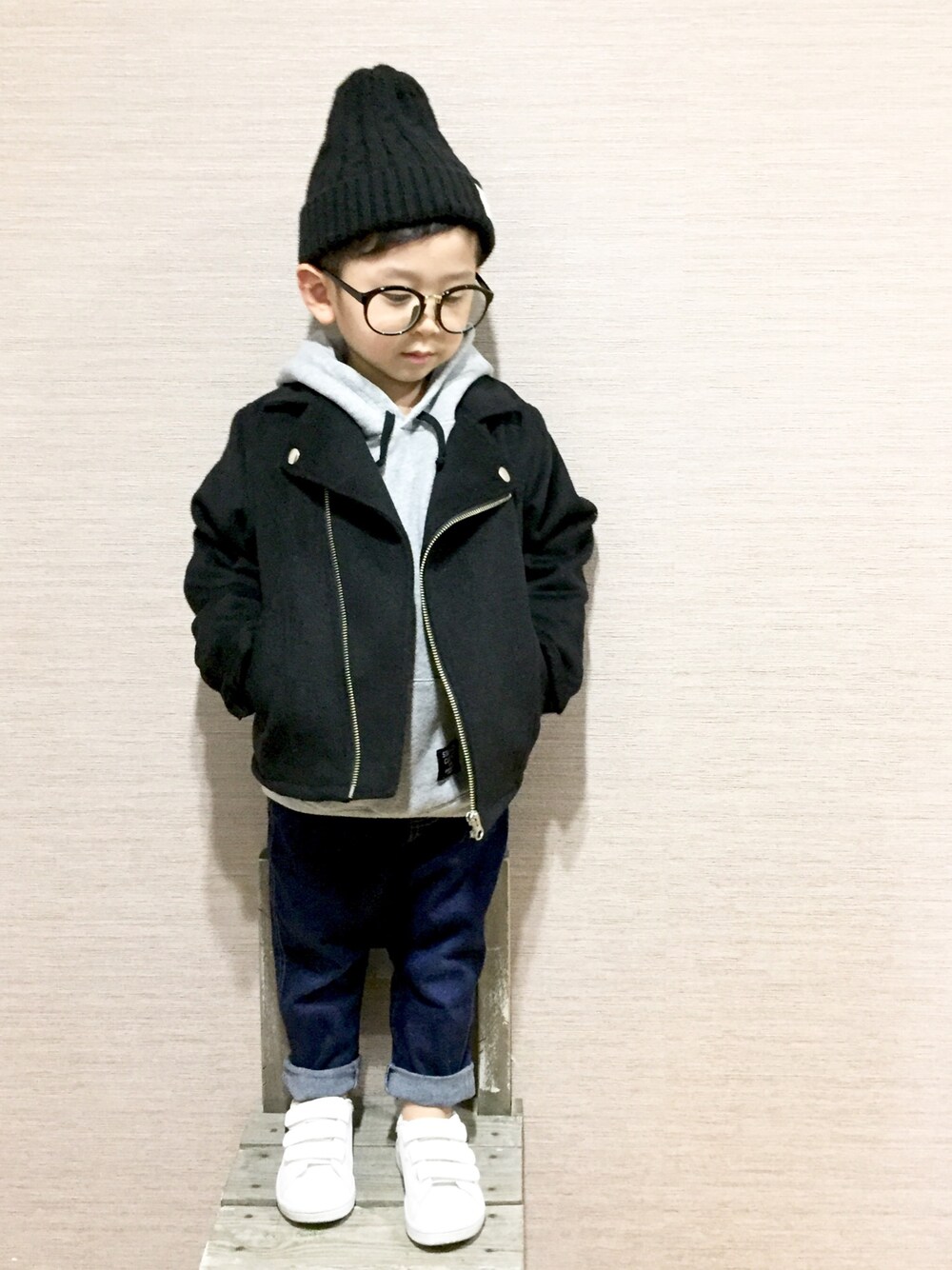 「キッズファッション、男の子コーデ、ライダースジャケット、petit main、GROBAL WORK、Branshes」｜「petit mainのワンポイントベーシック裏毛パーカー（パーカー、グレー系）」を使った、Ruuさん（キッズ・100cm）の秋コーディネートの1枚目の写真
