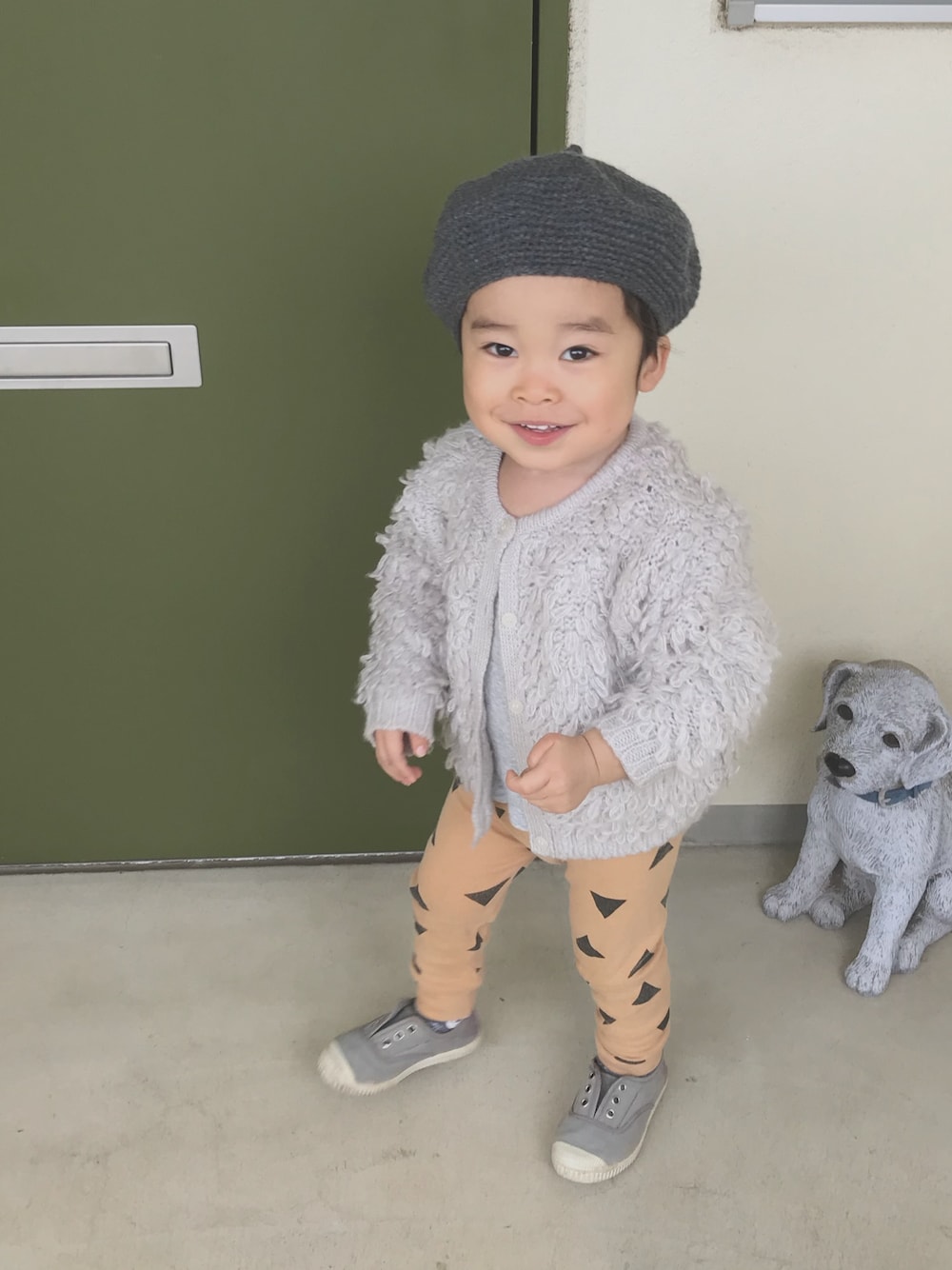 「2歳、男の子、秋のコーデ、男の子コーデ、ベレー帽、kids、もけもけ」｜「CIAOPANIC TYPYのアイテム（その他アウター、グレー系）」を使った、®︎intaさん（キッズ・80cm）の秋コーディネートの1枚目の写真