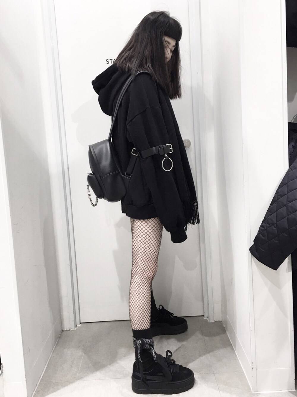 「ALL BLACK、PUMA、puma by rhianna、samoondoh、winter wearing、winter、ootd、outfit、カーディガン」｜「PUMAのアイテム（スニーカー、ブラック系）」を使った、姚依薰さん（レディース・160cm）の秋コーディネートの1枚目の写真