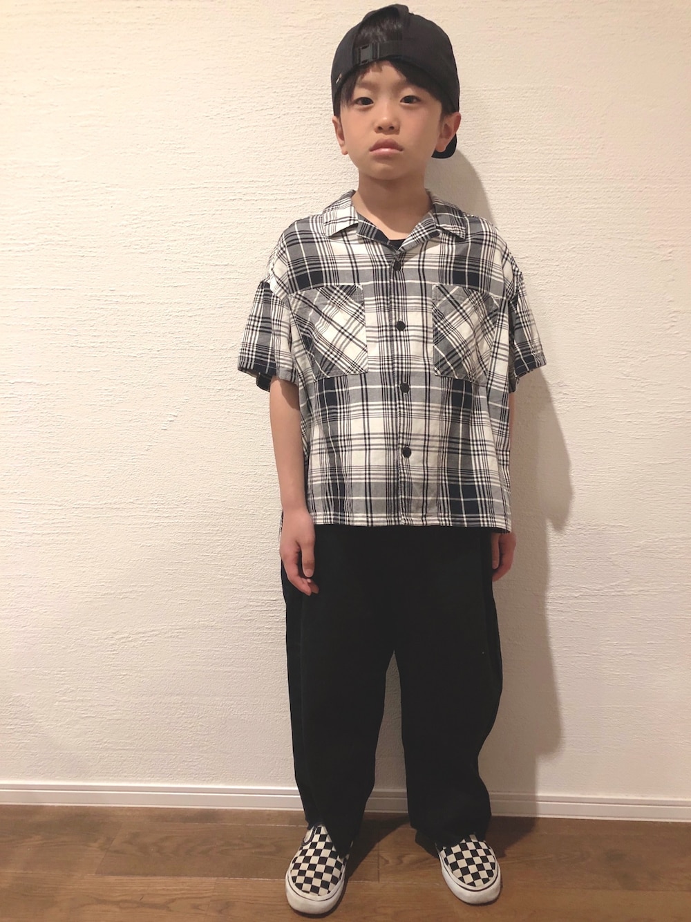 ブラック系のシャツ/ブラウス、ブラック系のパンツを着用したキッズの春コーディネートの1枚目の写真