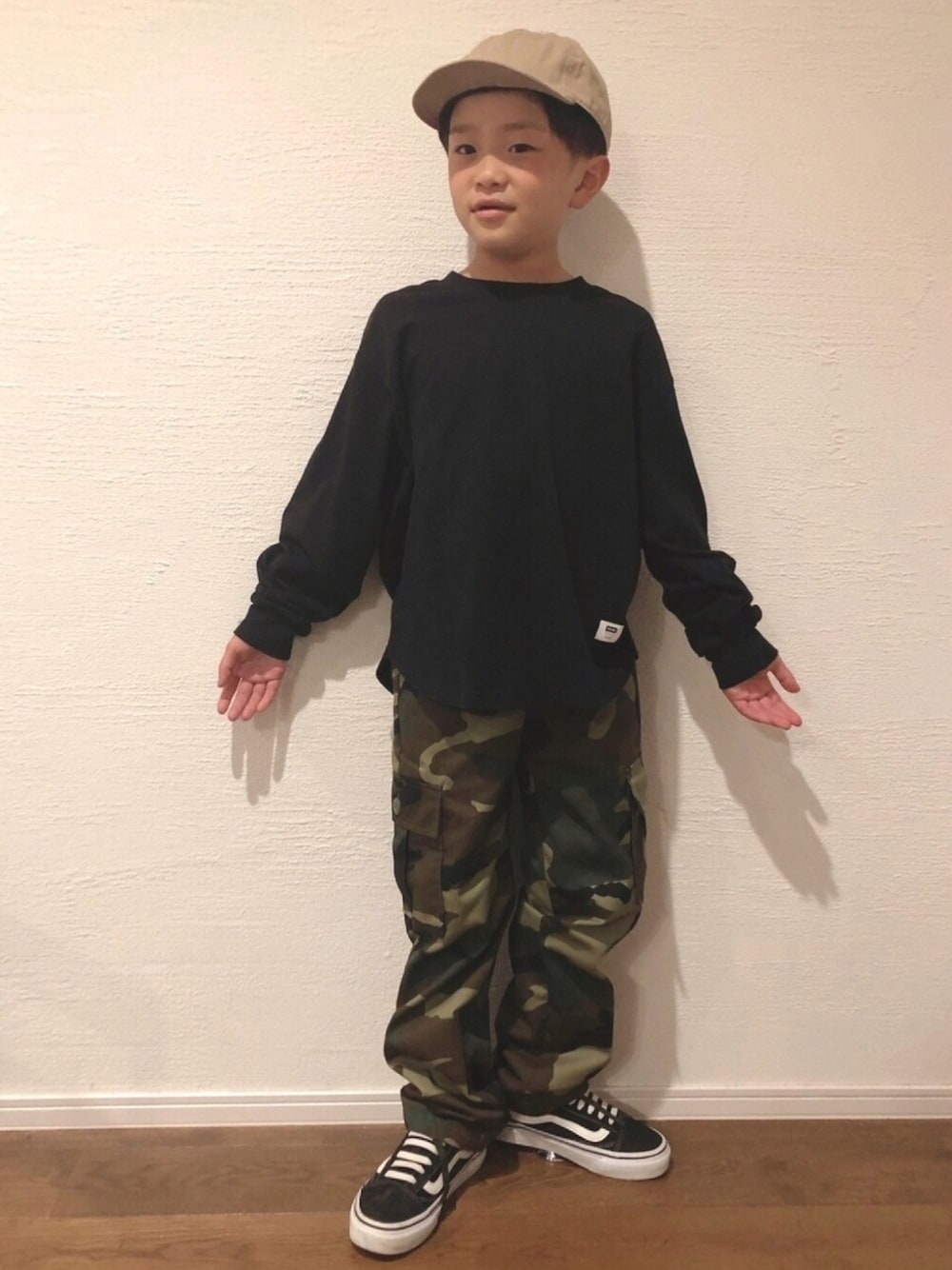 「春コーデ、kids、男の子コーデ、お洒落さんとつながりたい、シンプル、ストリート、いいね、save、フォローお願いします🤑、ブラック、カモフラ、スニーカー」｜「GENERATORのGENERATOR L/S Tシャツ（Tシャツ/カットソー、ブラック系）」を使った、atakrさん（キッズ・122cm）の春コーディネートの1枚目の写真