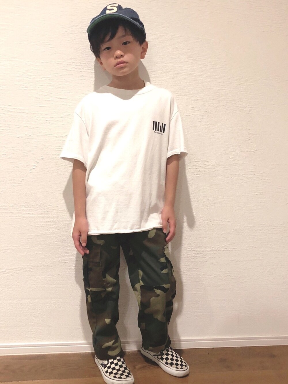 「これが私をアゲる服、シンプル、ストリート、ラフ、キッズコーデ、シンプルコーデ、Tシャツ、カモフラ、夏、キッズファッション」｜「THE ROSERS CLUBのアイテム（Tシャツ/カットソー、ホワイト系）」を使った、atakrさん（キッズ・122cm）の春コーディネートの1枚目の写真