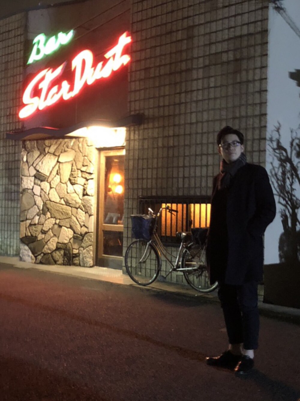 「カジュアルコーデ、ブラックコーデ、お洒落さんとつながりたい、きれいめカジュアル、シンプル、シンプルコーデ、大学生コーデ」｜「BURBERRYのアイテム（マフラー、グレー系）」を使った、たろさん（メンズ・180cm）の冬コーディネートの1枚目の写真