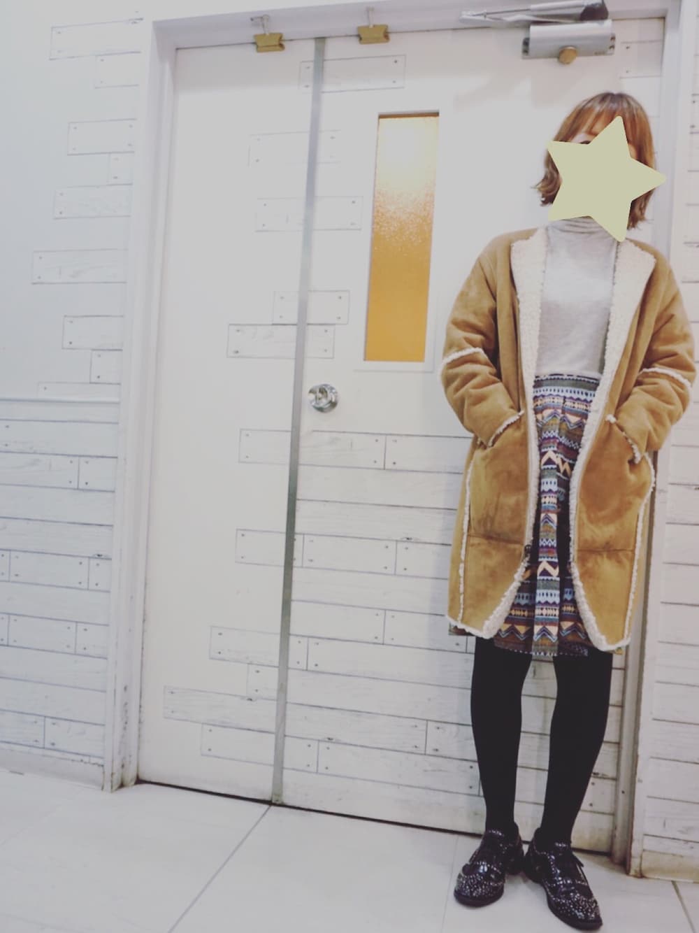 その他のワンピース/ドレス、ブラック系のドレスシューズ、ブラウン系のムートンコートを着用したレディースの冬コーディネートの1枚目の写真