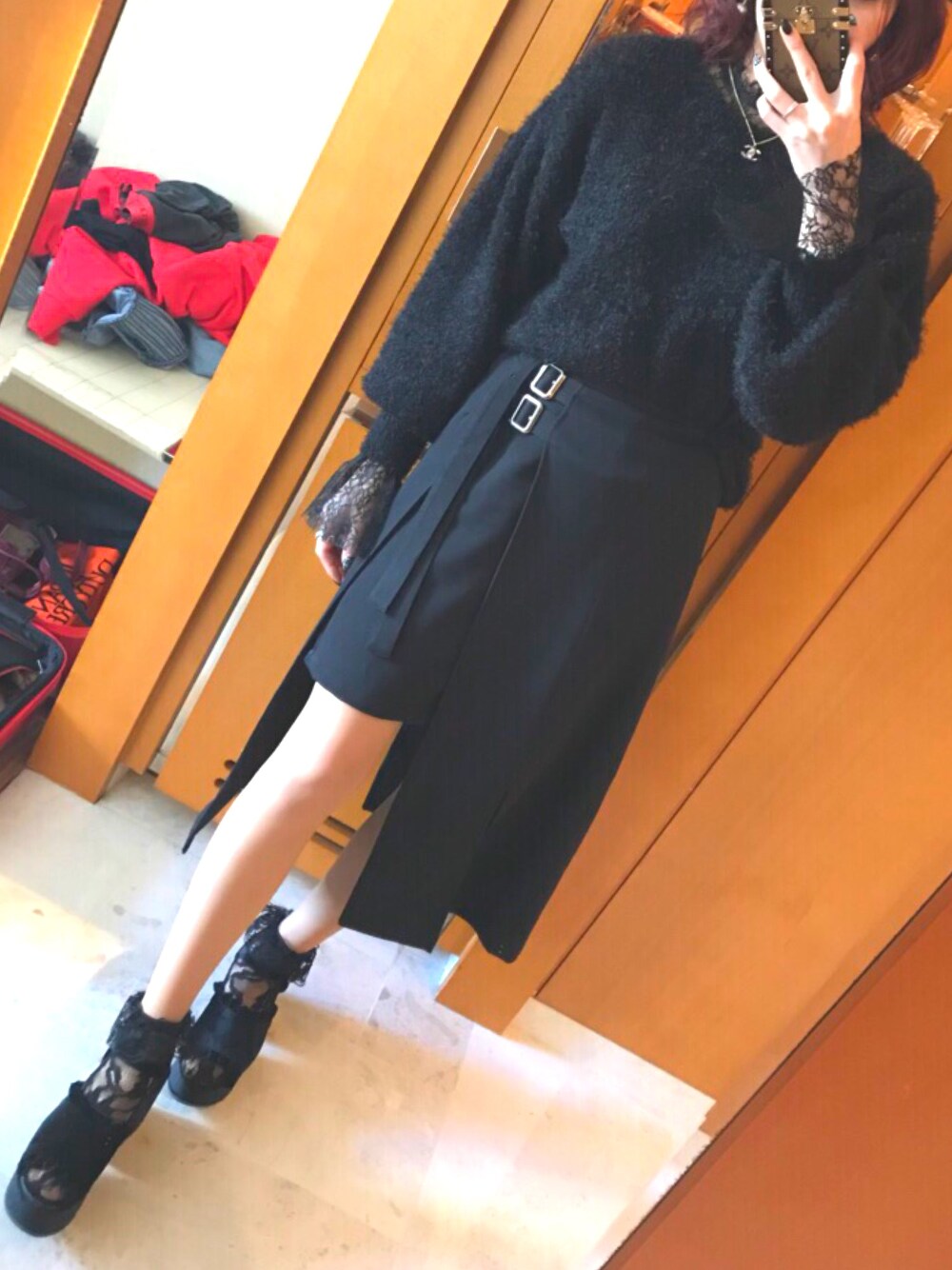 「冬コーデ、レイヤードスタイル、ニット、ラップスカート、EMODA、murua、ブラック、ブラックコーデ」｜「MURUAのアイテム（スカート、ブラック系）」を使った、まきさん（レディース・165cm）の冬コーディネートの1枚目の写真