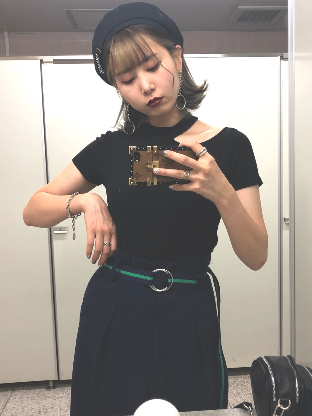 「シンプルコーデ、パンツスタイル、今日のコーデ、チョーカートップス、スラックス、ベレー帽」｜「DHOLICのアイテム（トップス、ブラック系）」を使った、まきさん（レディース・165cm）の夏コーディネートの1枚目の写真