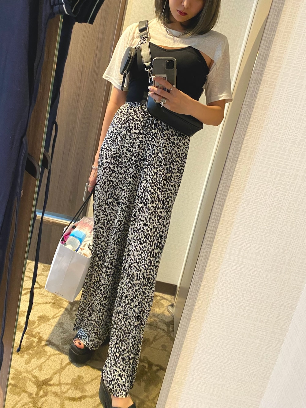 ブラック系のその他パンツ、ホワイト系のTシャツ/カットソー、ブラック系のサンダルを着用したレディースの夏コーディネートの1枚目の写真